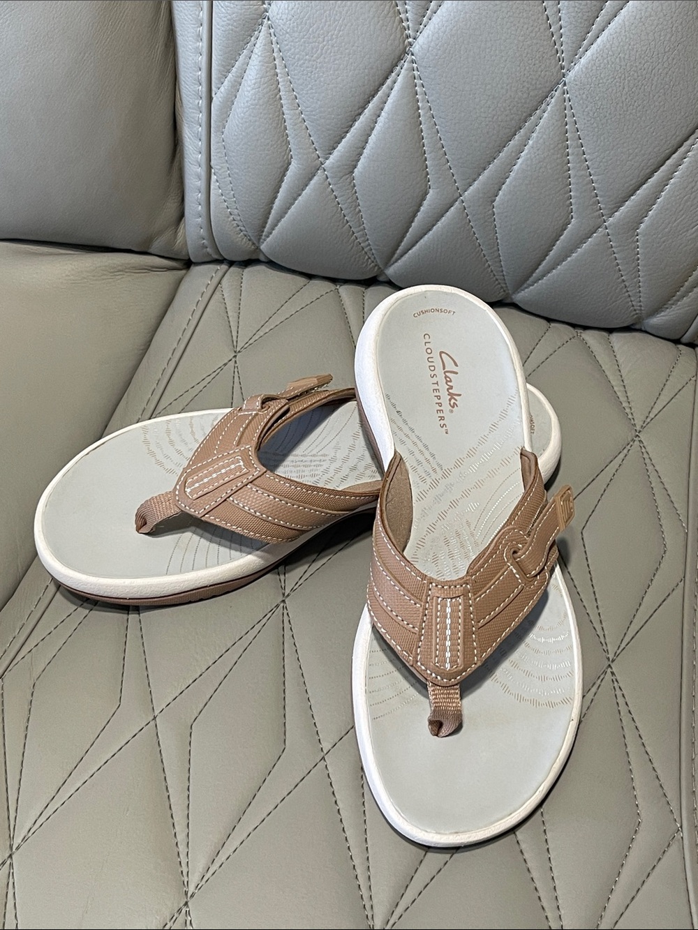 Clarks tan and white leather thong sandals - Picture 2 of 7